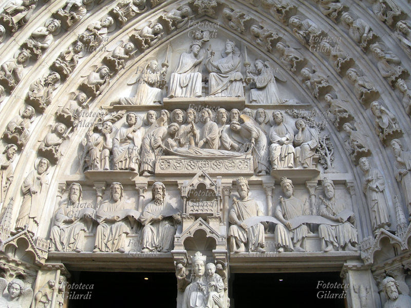 NOTRE DAME La lunetta sovrastante il portale della Vergine, divisa in tre ordini sovrapposti con le raffigurazioni dal basso: l\