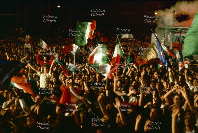 SPORT SOCCER Rejoicing of fans waving the tricolor: in the famous final Italy-West Germany, with a score of 3-1 Italy wins championships World Cup in Spain 1982