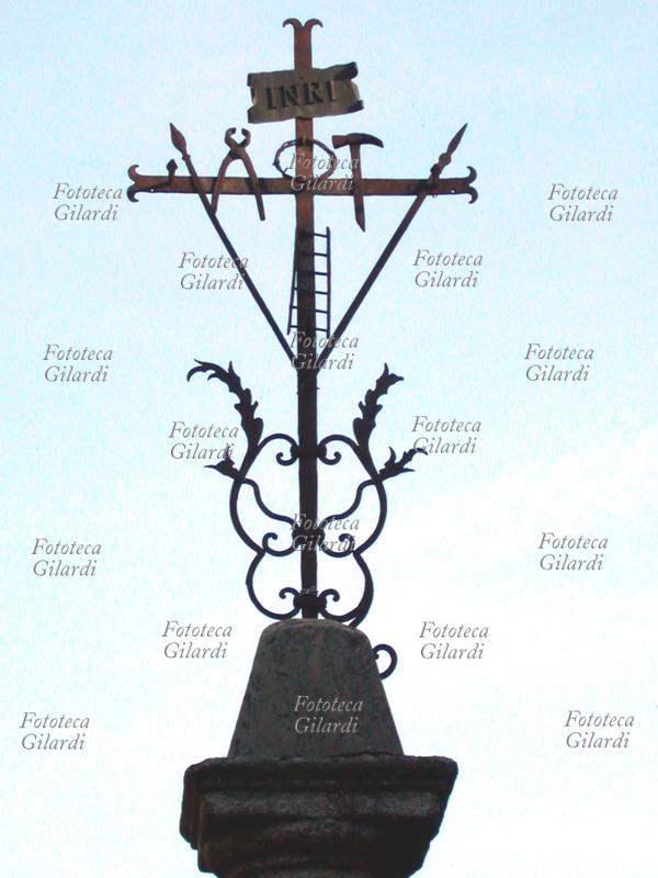 PASSIONE dettaglio della sommità della colonna con i simboli della Passione di Cristo, lance, tenaglie, corona di spine martello, scala cartiglio \