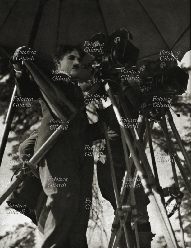 Charlie CHAPLIN (1889-1997) dietro la cinepresa dirige \