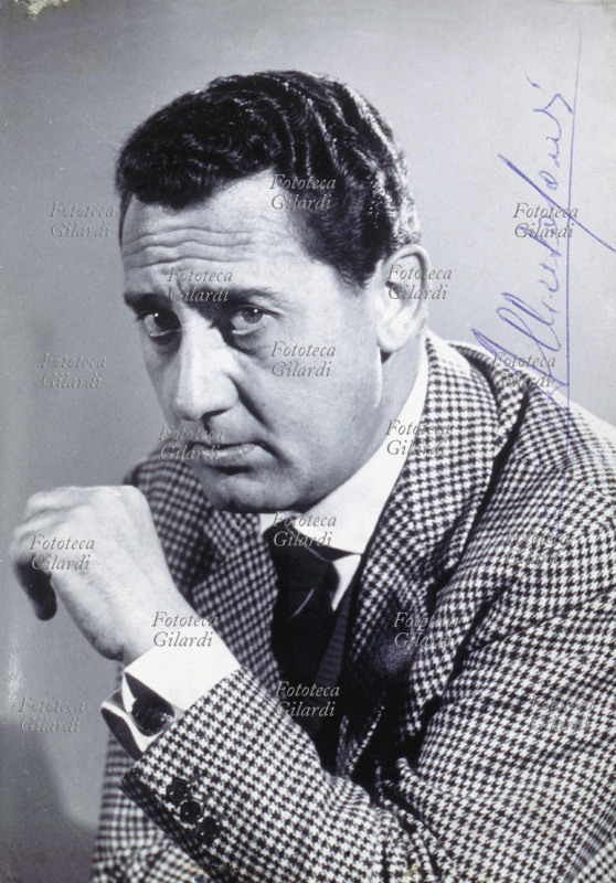 Alberto SORDI (15 giugno 1920 – 24 febbraio 2003), attore, regista, comico, sceneggiatore, conduttore radiofonico, compositore, cantante e doppiatore italiano. Ritratto diffuso dalla Dino De Laurentiis Cinematografica, con firma autografa. Italia, anni Sessanta del XX secolo.