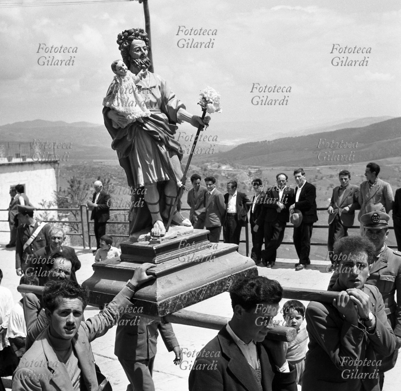 PROCESSIONE religiosa ad Albano di Lucania, i giovani che hanno l\