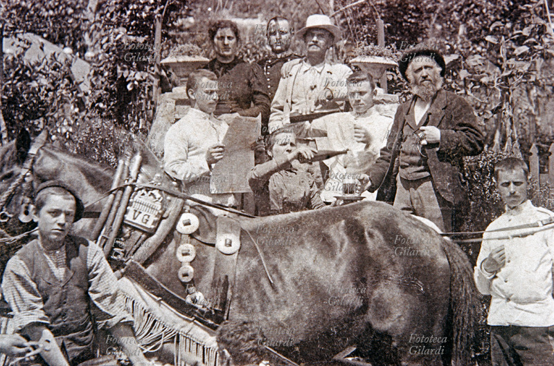 TRASPORTI Attorno alla diligenza si riuniscono e posano per una foto di gruppo i vetturini, i viaggiatori ed alcuni passanti. In questo dettaglio in primo piano il maniscalco effettua l\