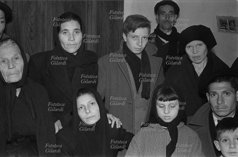 LOTTE CONTADINE La famiglia di Paolo Vitale, il bracciante ucciso dalla Celere durante la manifestazione del 20 febbraio, riunita per celebrare i funerali del congiunto. Fotografia di Ando Gilardi (1921-2012) #andogilardi, Comiso (Ragusa) 1956.