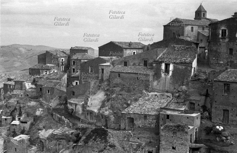 MELISSA Veduta panoramica della cittadina, arroccata sulla collina. Fotografia di Ando Gilardi (1921 - 2012) #andogilardi. Melissa (Crotone), 1954.