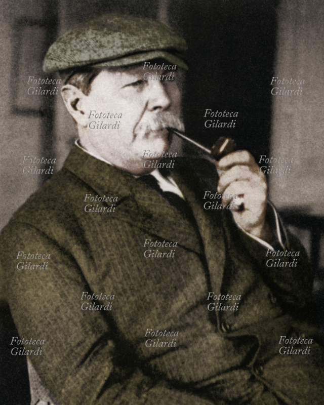 Arthur Conan DOYLE (22 maggio 1859 – 7 luglio 1930), scrittore, giornalista e drammaturgo britannico, pioniere dei generi letterari giallo e fantastico, universalmente noto per essere l\