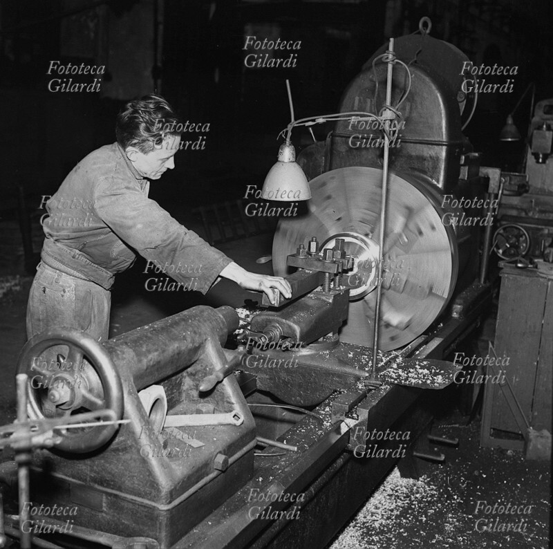 S.M.O. ITALIA lotte operaie alle Ferriere Bruzzo di Genova, in serrata da 35 giorni: lavoratore al tornio partecipa al proseguimento dell\