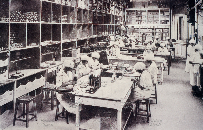 INDUSTRIA FARMACEUTICA Sala di confezioni degli stabilimenti chimici-farmaceutici riuniti Schiapparelli di Torino. Cartolina fotocollografica edita in occasione del centenario dalla fondazione: 1824-1924