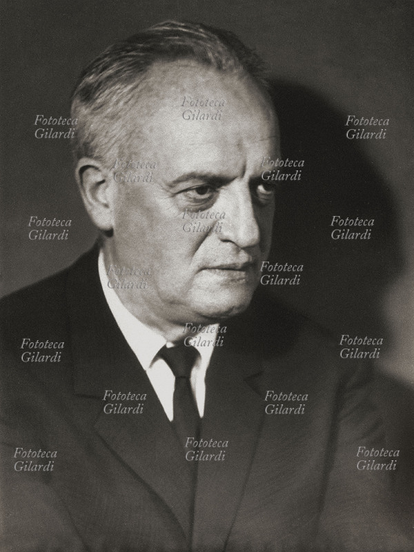 Ruggero ORLANDO (5 luglio 1907 – 18 aprile 1994) giornalista radiotelevisivo e politico italiano. Corrispondente da Londra per Eiar, Gazzetta del Popolo e Messaggero, all\