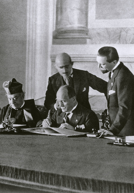 MUSSOLINI FIRMA I PATTI LATERANENSI MUSSOLINI FIRMA I PATTI LATERANENSI