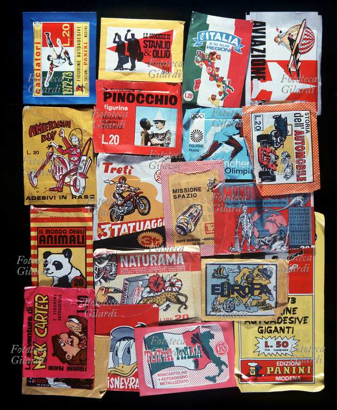 FIGURINE Assortimento di bustine di figurine da collezionismo in vendita nelle edicole, la maggior parte sono delle edizioni Panini. Italia, 1973.