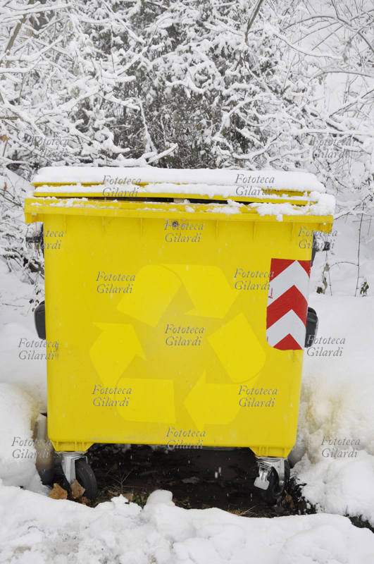 RACCOLTA DIFFERENZIATA anche sotto la neve - cassonetto giallo per la raccolta differenziata della plastica PET. Fotografia di Patrizia Piccini, Ponzone (AL) febbraio 2010