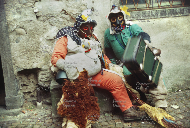 CARNEVALE DI SCHIGNANO Elemento centrale del carnevale è la contrapposizione fra le maschere dei belli e dei brutti. Il travestimento dei brutti è rappresentato da stracci vecchi e logori, anch\