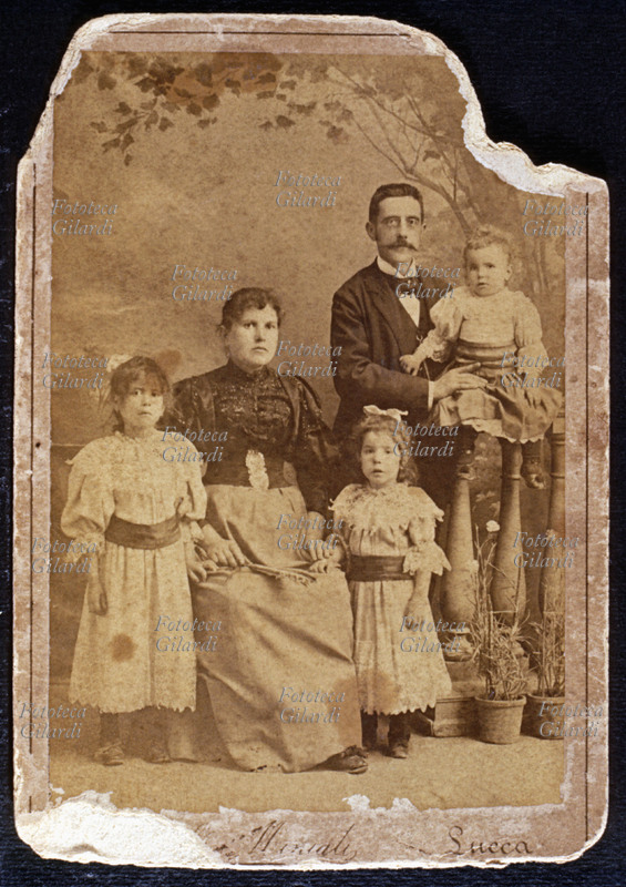 FAMIGLIA in posa, genitori e tre figlie bambine, l\