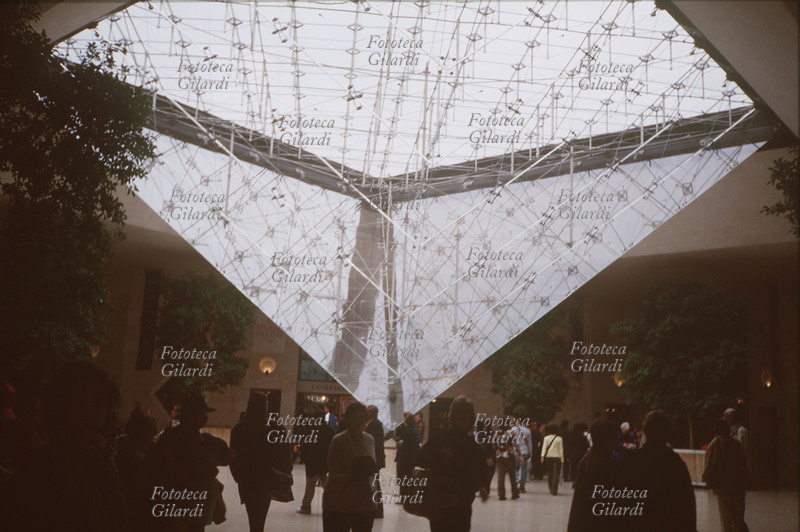 PARIGI Veduta interna del Museo del Louvre con lucernario a Piramide rovesciata, opera dell\