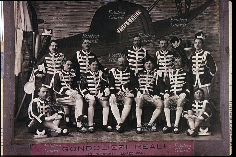 MESTIERI Gondolieri reali di Venezia. Fotografia ricordo del Veglionissimo dato in occasione della fine dei festeggiamenti del famoso Carnevale veneziano. Venezia, marzo 1914