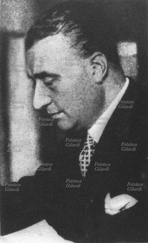 Arturo BOCCHINI (12 febbraio 1880 – 20 novembre 1940), prefetto e politico italiano, direttore generale di Pubblica Sicurezza. Ritratto fotografico in primo piano alla scrivania, Italia 1926.