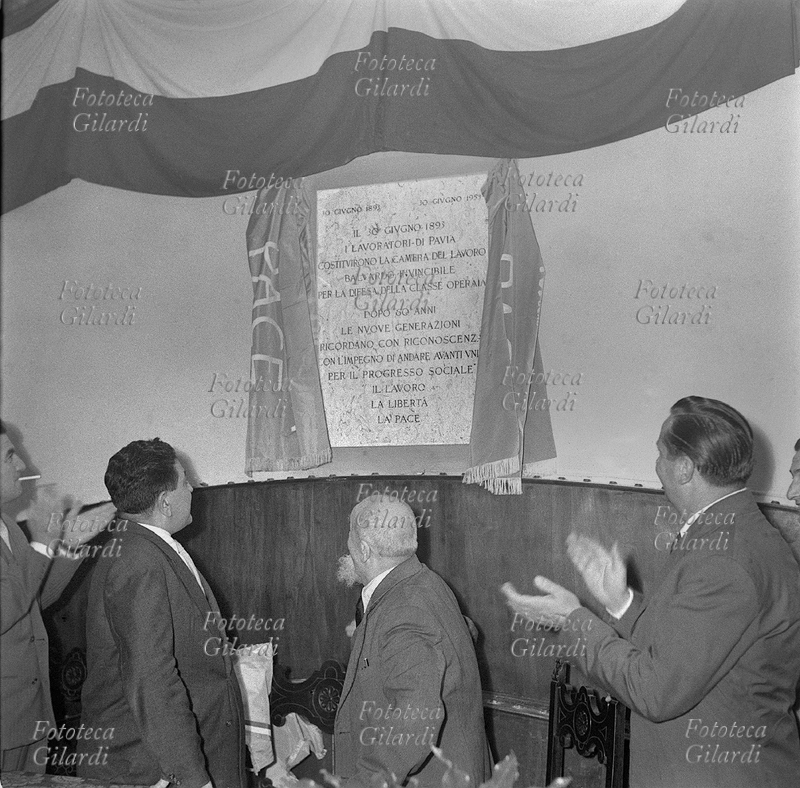 STORIA DEL MOVIMENTO OPERAIO cerimonia per il 60° anniversario della fondazione della Camera del Lavoro di Pavia. La scopertura della targa alla presenza di Giuseppe Di Vittorio (1892 - 1957) e delle personalità locali. \