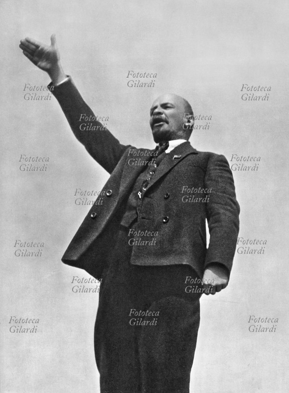 LENIN Vladimir Ilic Lenin (1870-1924) pronuncia il discorso all\