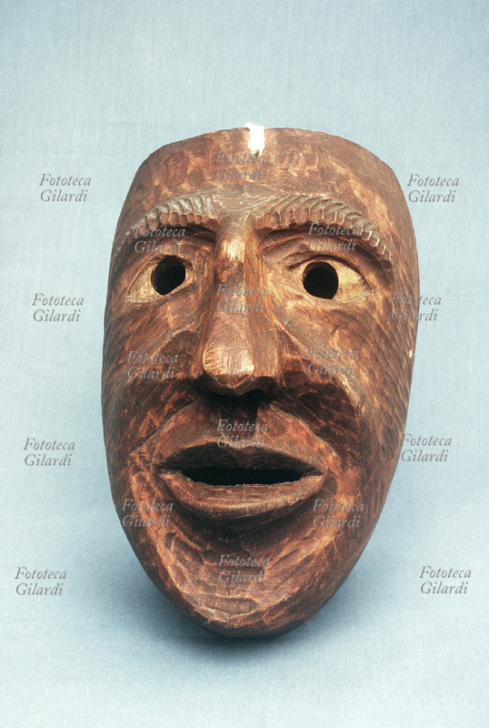 MASCHERA lignea del Carnevale tradizionale di Dosoledo (BL). Nelle frazioni del Comelico Superiore, la \