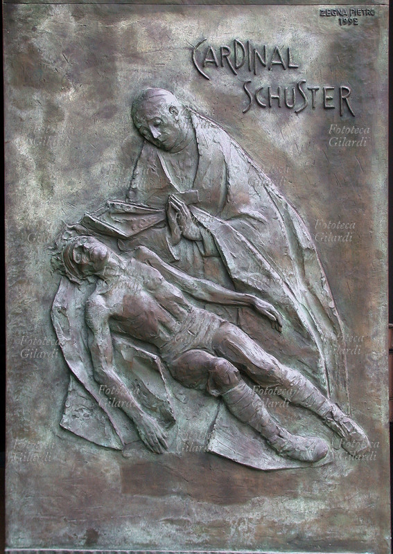 Alfredo Ildefonso SCHUSTER (1880-1954) Cardinale e Arcivescovo di Milano. Bassorilievo di Pietro Zegna, 1992. Dettaglio di portale in bronzo nella Chiesa di Santa Giustina a Milano. Pietro Zegna scultore è nato a Luino (VA), vive e lavora a Milano. Il processo di beatificazione del Cardinale Schuster ebbe inizio nel 1957 e si concluse nel 1995 con l\