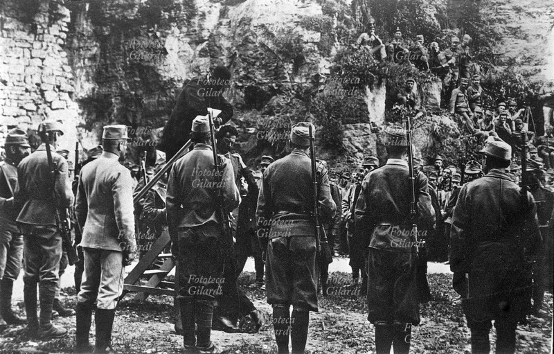 Cesare BATTISTI (1875-1916) viene impiccato il 12 luglio 1916. Rara fotografia del supplizio, il boia assicura il cappio alla tavola. Trento 1916