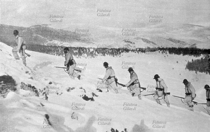 PRIMA GUERRA MONDIALE Asiago: una pattuglia in tuta mimetica per la neve, marcia in ricognizione sull\