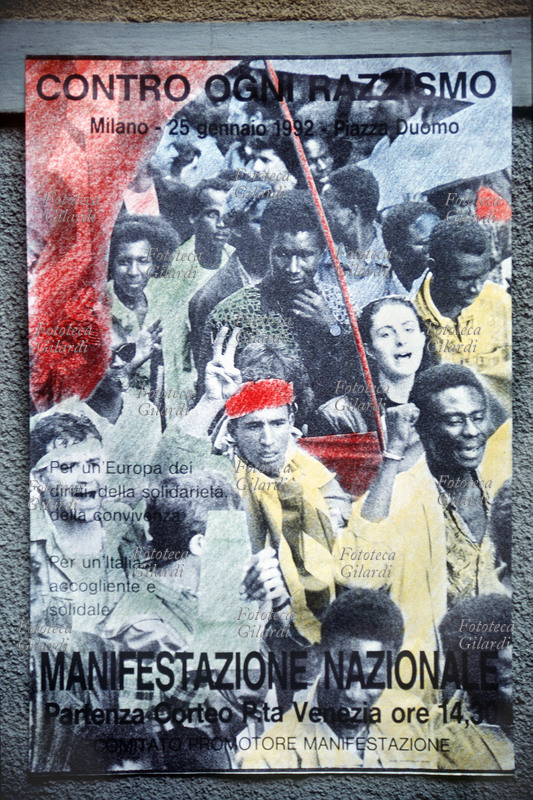RAZZISMO affissione su un muro per la manifestazione \