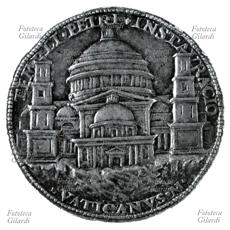 ROMA medaglia in bronzo di Cristoforo Caradosso con raffigurata la Basilica di San Pietro, Fu eretta da Costantino e consacrata nel 326. Papa Niccolò V nel 1452 ne affidò il rifacimento a B. Rossellino, il suo successore Giulio II lo affidò al Bramante nel 1455. Medaglia circa 1505