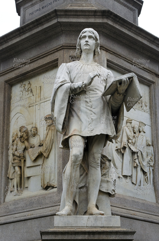 SALAINO (1480 – 19 gennaio 1524), soprannome di Gian Giacomo Caprotti (da "Saladino" ovvero "diavolo"), pittore italiano, allievo prediletto di Leonardo da Vinci. Statua sul basamento del gruppo scultoreo dedicato al genio toscano, realizzato dallo scultore Pietro Magni (21 ottobre 1816 – 9 gennaio 1877), inaugurato il 4 settembre 1872 in piazza della Scala a Milano. Fotografia di Elena Piccini, Italia, 2019
