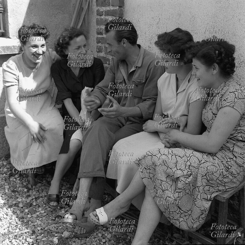 STORIA DEL MOVIMENTO OPERAIO quattro lavoratrici con un collega fanno passare le lunghe interminabili ore dell\