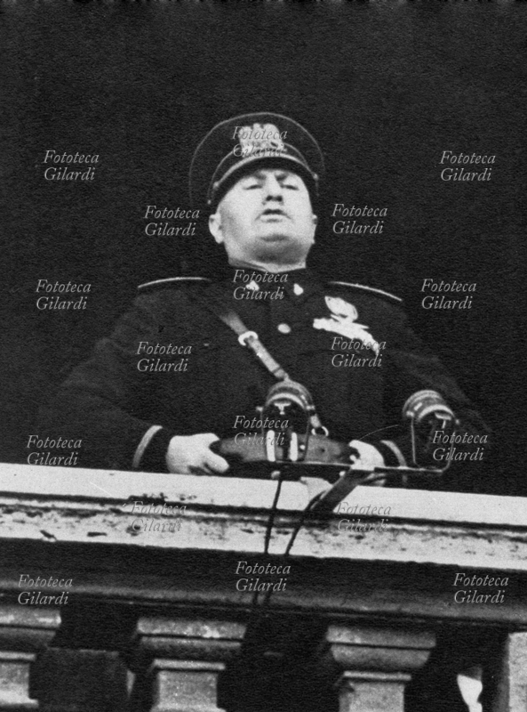 Benito MUSSOLINI (1883-1945) Discorso di Mussolini che annuncia alla folla l\