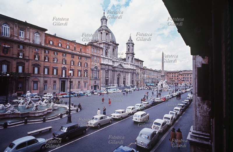 ROMA veduta fotografica di piazza Navona, affollata di macchine e pedoni. In basso a sinistra la fontana del Moro. Immagine realizzata nel "periodo romano" del fotografo dalla seconda metà degli anni \