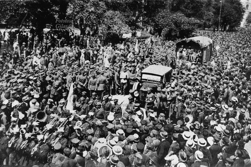 POLONIA Difesa della città dalle armate rosse: volontari in corteo. Varsavia agosto 1920