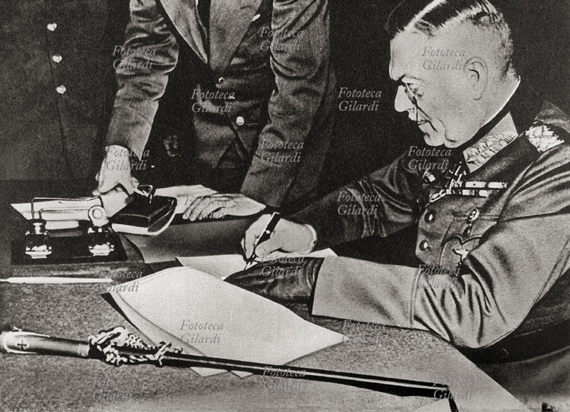 II WORLD WAR to the headquarters of Zukov marshal the armed commanders of the three Germans sign the yield. The moment of the company of Marshal Wilhelm Keitel head of S.M of the Wermacht. Germany, 8 May 1945