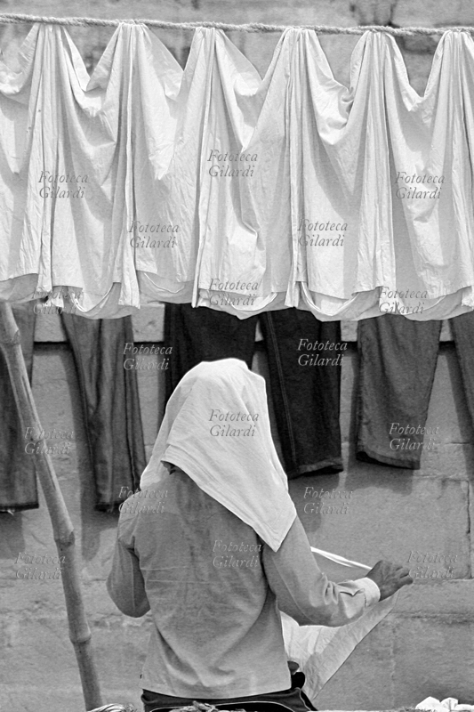 INDIA Varanasi, Babua Pandey Ghat - panni stesi ad asciugare. Fotografia di Raffaella Milandri, Maggio 2010