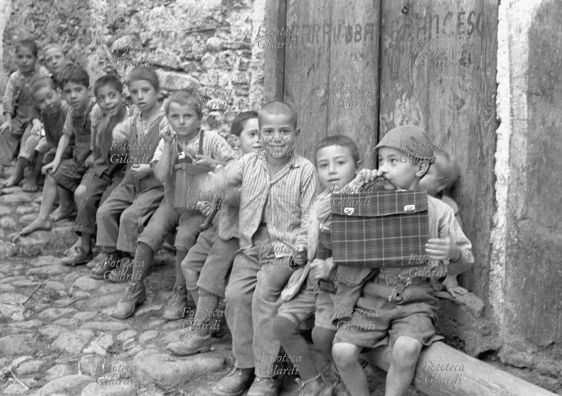 BAMBINI seduti sul gradino dell\