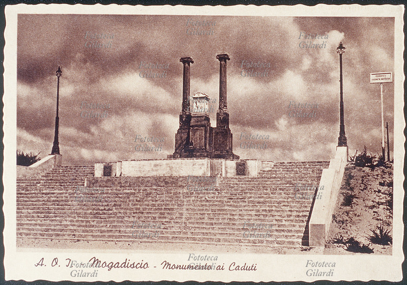 COLONIALISMO A.O.I./Somalia. Mogadiscio, monumento ai Caduti. Cartolina litografica, Mogadiscio s.d.