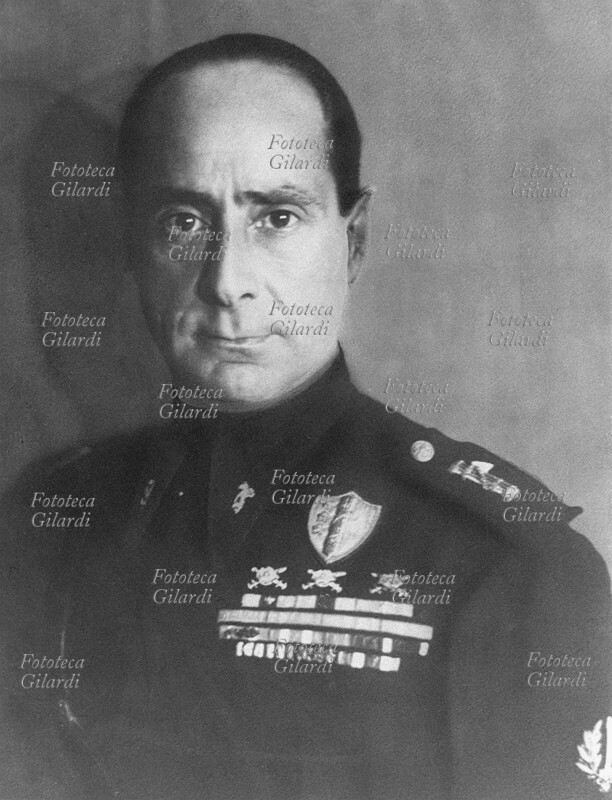 Achille STARACE (18 agosto 1889 – 29 aprile 1945), generale, politico e dirigente sportivo italiano. Segretario del Partito Nazionale Fascista dal 1931 al 1939, presidente del Comitato Olimpico Nazionale Italiano, commissario straordinario della Lega navale italiana, luogotenente generale della Milizia volontaria per la sicurezza nazionale. Ritratto fotografico eseguito da Ghitta Carell (20 settembre 1899 – 18 gennaio 1972), fotografa ungherese naturalizzata italiana, ritrattista ufficiale dei reali d\