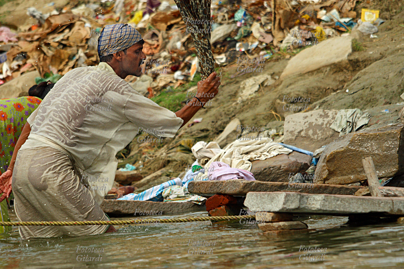 INDIA Uomo sciacqua i panni, Varanasi, Babua Pandey Ghat, 2010