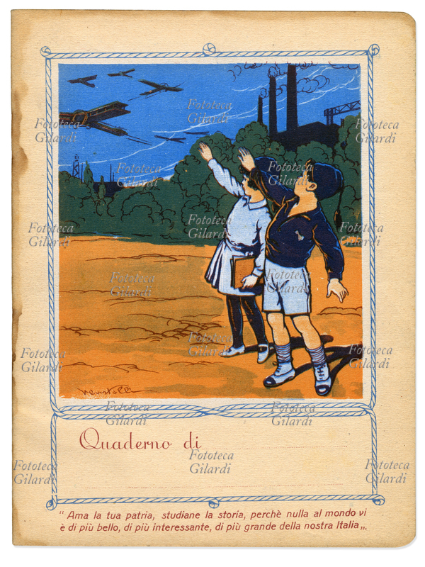 FASCISMO Copertina illustrata di quaderno scolastico di epoca fascista, sono raffigurati due bambini in divisa da balilla e Piccola Italiana mentre fanno il saluto romano ad una squadriglia di aereoplani che passano. Alla base dell\