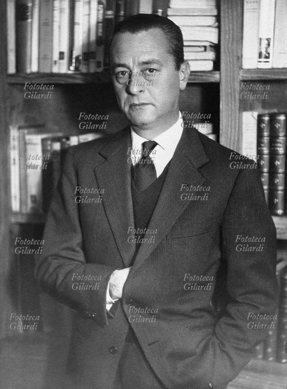 Sandro PALLAVICINI (23 febbraio 1908 - 14 giugno 1966), luogotenente della Regia Aeronautica, poi giornalista e produttore cinematografico, fondatore della Incom in concorrenza all\