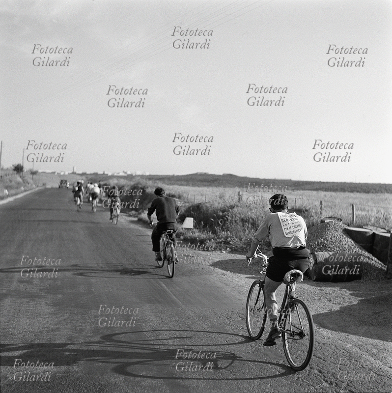 MANIFESTAZIONE pacifica in bicicletta, lunga fila di portuali-ciclisti nei pressi di Civitavecchia. \