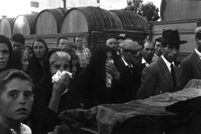 DONNE IN NERO AL FUNERALE ECCIDIO DI SAN DONACI DONNE IN NERO AL FUNERALE ECCIDIO DI SAN DONACI