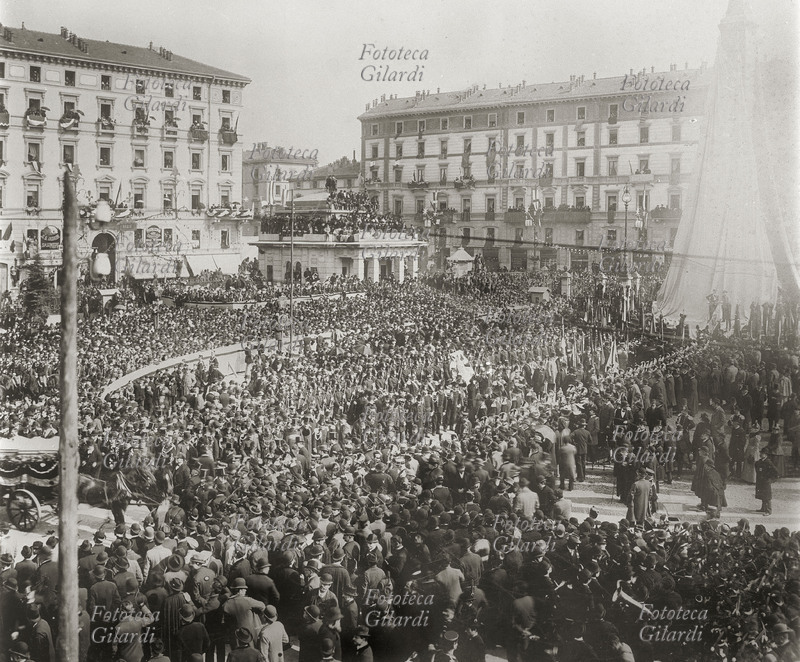 MILANO Inaugurazione del Monumento ai Caduti delle Cinque Giornate, opera dello scultore Giuseppe Grandi (1843-1894] Milano, 1898