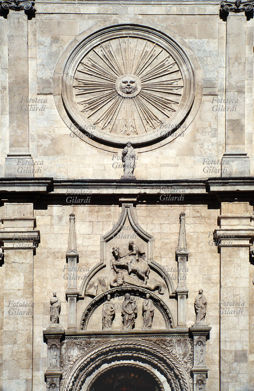 SAN NICOLA da Tolentino (1245-1305) taumaturgo. Facciata del Santuario Basilica di San Nicola a Tolentino (Macerata) eseguita da Nanni di Bartolo tra il 1424 e il 1432. Il sole raggiato in alto è l\