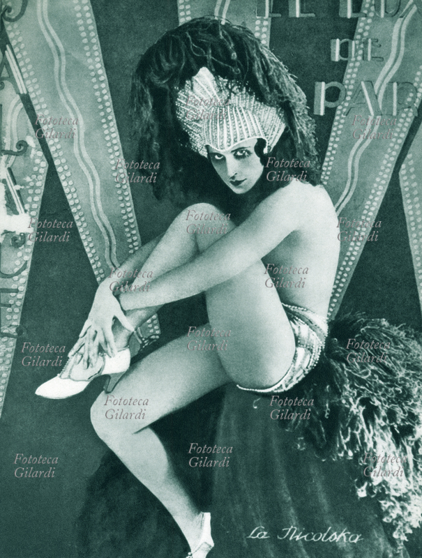 LA NICOLSKA Soubrette in posa per una fotografia pubblicitaria di un locale parigino, circa 1910