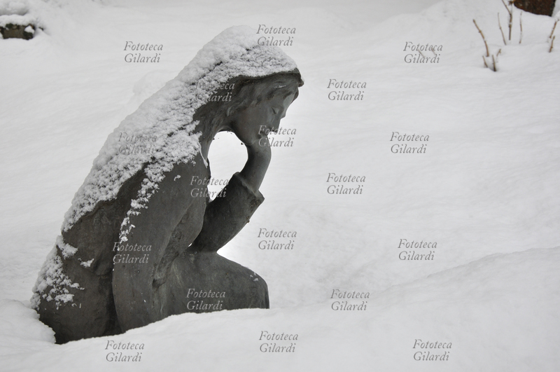 MALINCONIA DELLA NEVE scultura rappresentante una donna triste e sottomessa, in ginocchio nella neve. Ponzone (AL) 2010