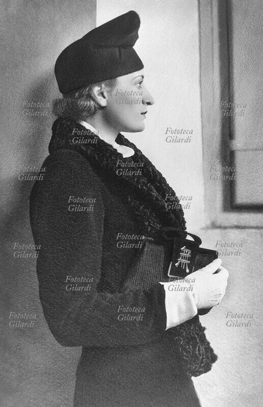 Edda MUSSOLINI CIANO (1 September 1910 - 9 April 1995), the eldest child of Benito Mussolini and Rachele Guidi, countess consort of Cortellazzo and Buccari. Photographic portrait in profile by Ghitta Carell (September 20, 1899 - January 18, 1972), photographed Hungarian naturalized Italian, official portraitist of the royals of Italy and eminent personalities of the regime, who in the years after the war made portraits to various personalities of culture , politics, nobility and Roman bourgeoisie. Italy, 1935.