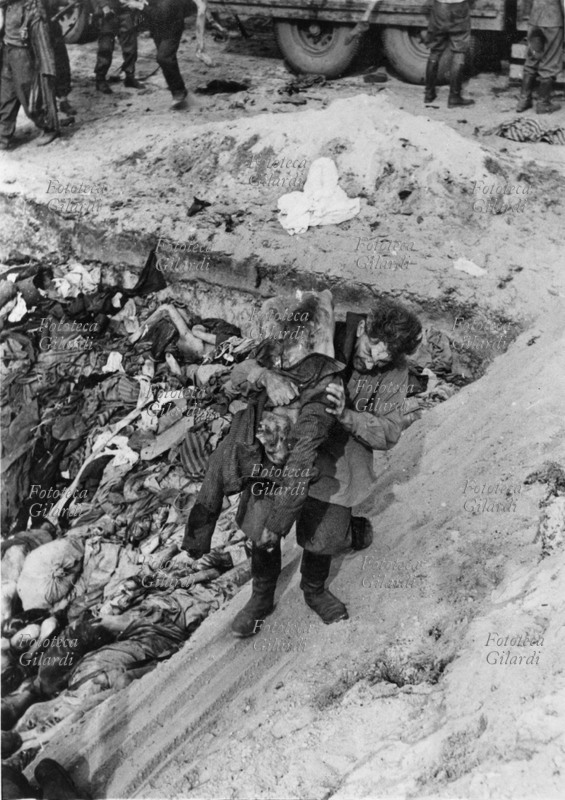 II GM NAZISMO Campo di sterminio di Bergen Belsen; dopo la liberazione ad opera dell\